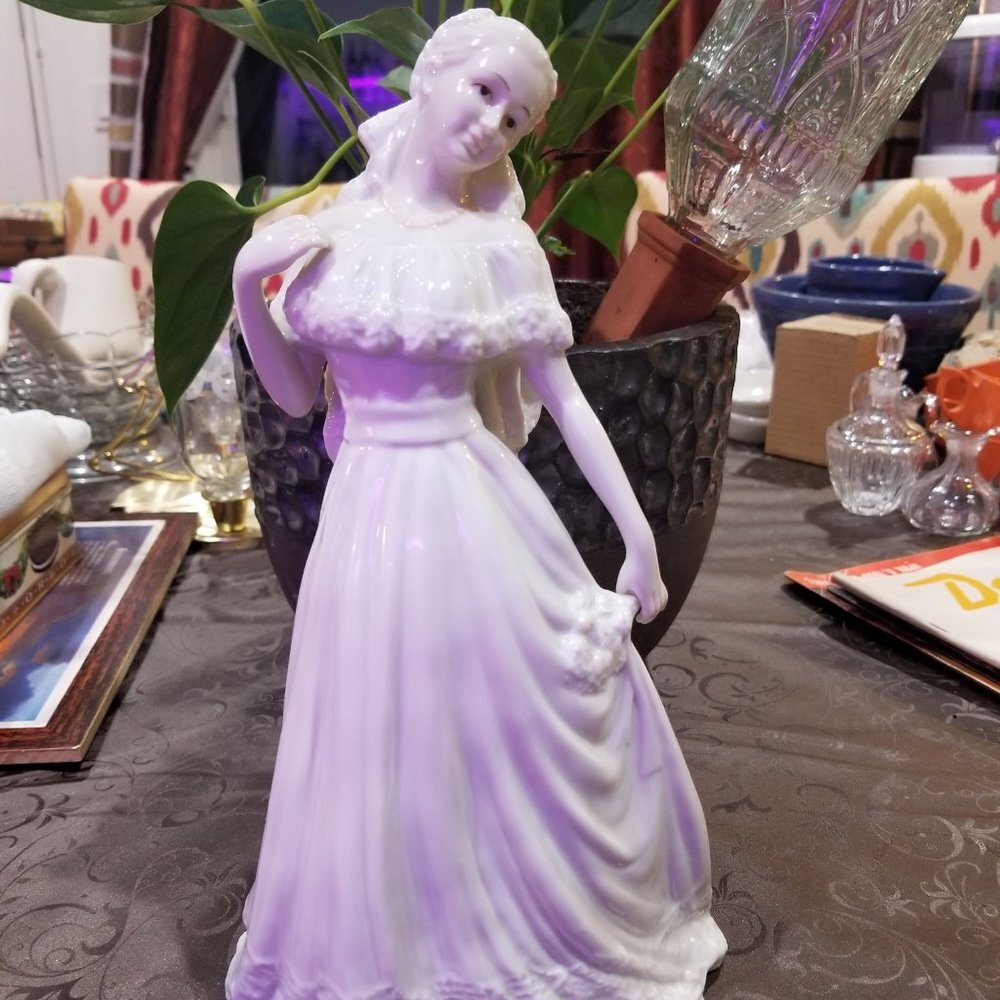 Vintage 80's Porcelain Bride Heartline